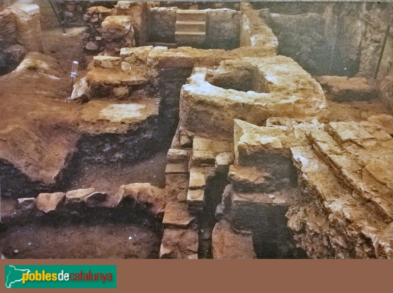 Barcelona - Barcelona - Restes al carrer Banys Nous, 11 (Foto: cartell in situ) Barcelona - Barcelona - Restes al carrer Banys Nous, 11