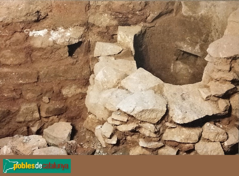 Barcelona - Restes al carrer Banys Nous, 11 (Foto: cartell in situ) Barcelona - Restes al carrer Banys Nous, 11