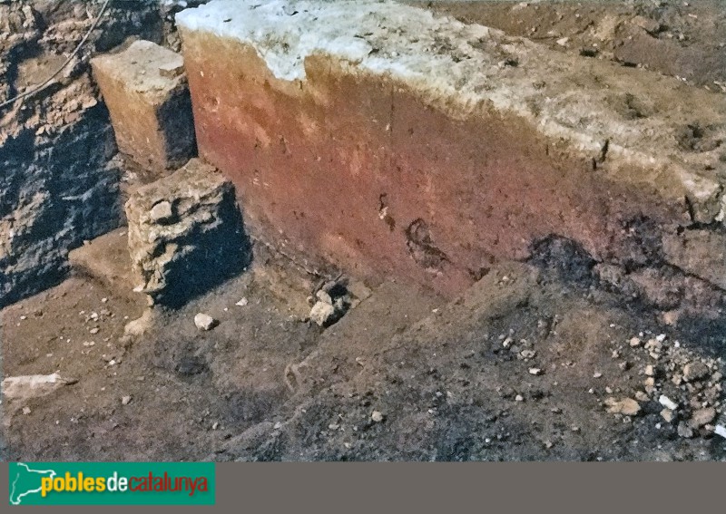 Barcelona - Restes al carrer Banys Nous, 11 (Foto: cartell in situ) Barcelona - Restes al carrer Banys Nous, 11