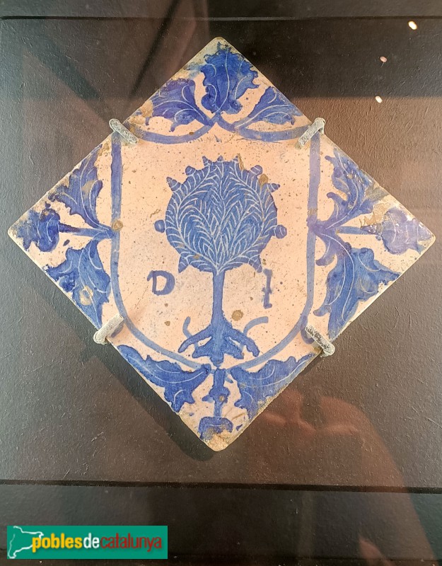 Església de Santa Maria del Pi. Rajola amb l'escut del Pi procedent del paviment, 1508 (Foto: Anna Corcoll, 2023) Església de Santa Maria del Pi. Rajola amb l'escut del Pi procedent del paviment, 1508