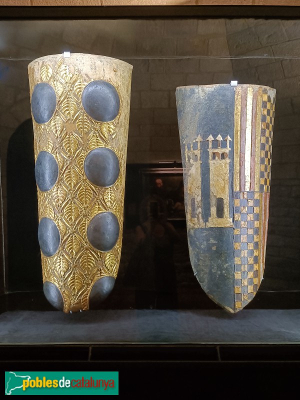 Barcelona - Església de Santa Maria del Pi. Pavesos o escuts llargs medievals (Foto: Anna Corcoll, 2023) Barcelona - Església de Santa Maria del Pi. Pavesos o escuts llargs medievals