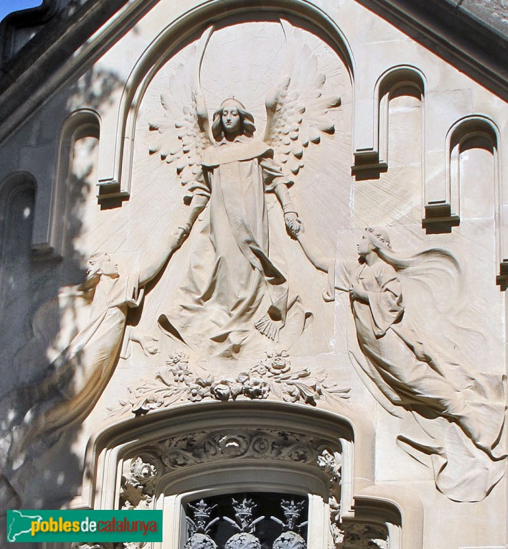 Vilafranca del Penedès - Cementiri. Panteó Via-Oliveras