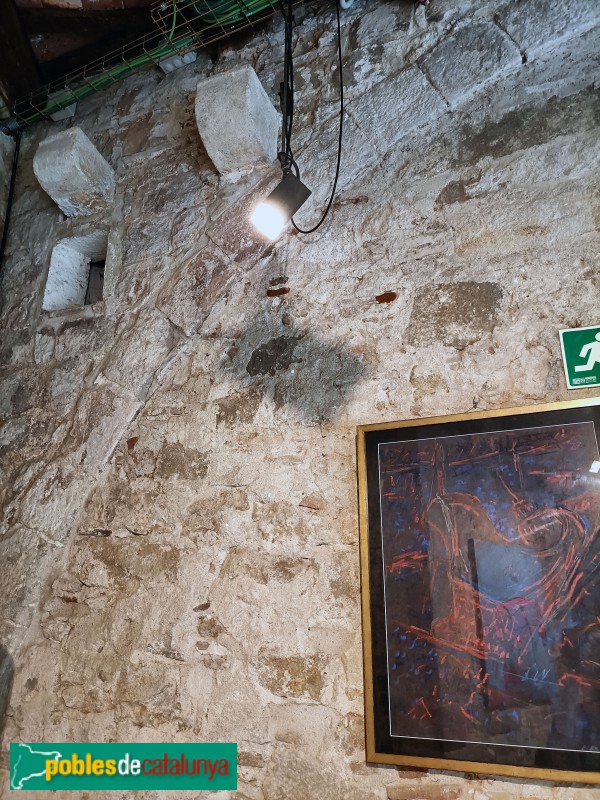 Barcelona - Carrer de l'Oli, 4. Arc del segle XIII (Foto: Anna Corcoll, 2023) Barcelona - Carrer de l'Oli, 4. Arc del segle XIII