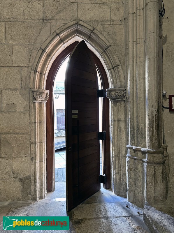 Vilafranca del Penedès - Església de Sant Francesc. Porta lateral (Foto: Albert Esteves, 2024) Vilafranca del Penedès - Església de Sant Francesc. Porta lateral