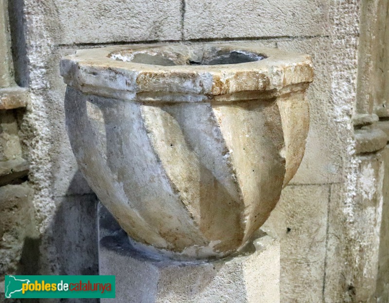 Vilafranca del Penedès - Església de Sant Francesc. Pica beneitera (Foto: Albert Esteves, 2024) Vilafranca del Penedès - Església de Sant Francesc. Pica beneitera