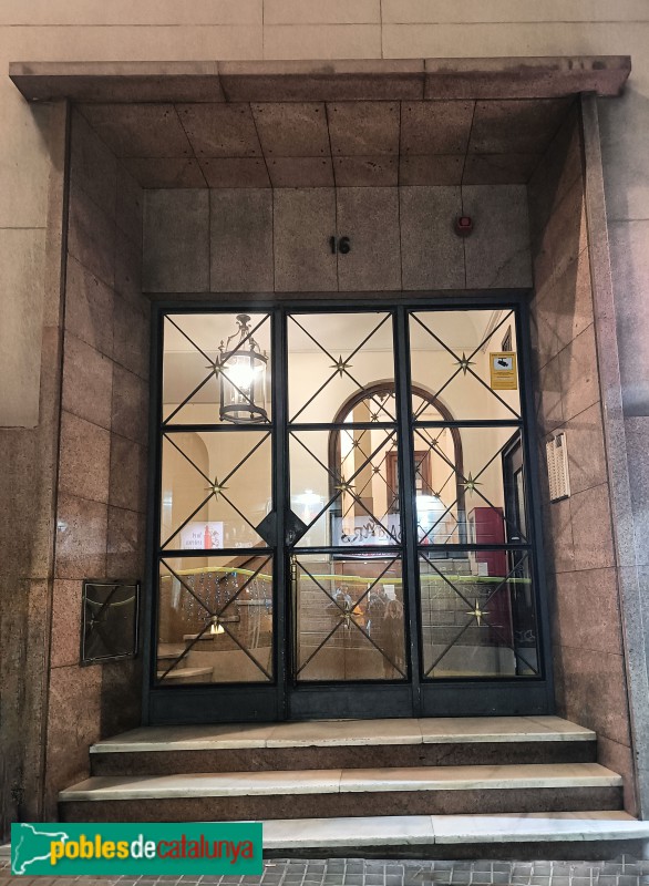 Barcelona - Edifici Fàbregas (Jonqueres, 16) (Foto: Anna Corcoll, 2022) Barcelona - Edifici Fàbregas (Jonqueres, 16)