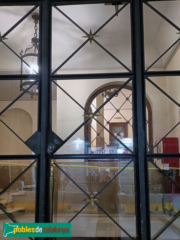 Barcelona - Edifici Fàbregas (Jonqueres, 16) (Foto: Anna Corcoll, 2022) Barcelona - Edifici Fàbregas (Jonqueres, 16)