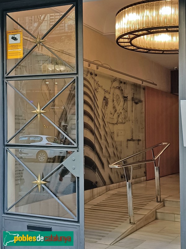 Barcelona - Edifici Fàbregas (Trafalgar 2-4) (Foto: Anna Corcoll, 2022) Barcelona - Edifici Fàbregas (Trafalgar 2-4)