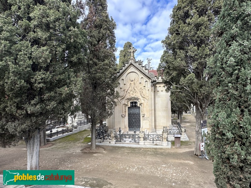 Vilafranca del Penedès - Cementiri. Panteó Via-Oliveras