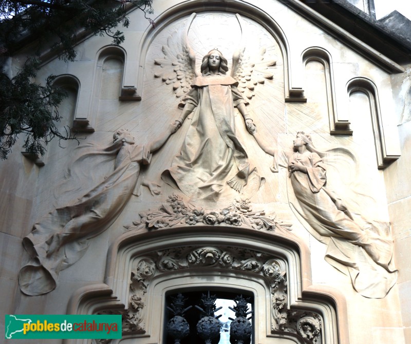 Vilafranca del Penedès - Cementiri. Panteó Via-Oliveras