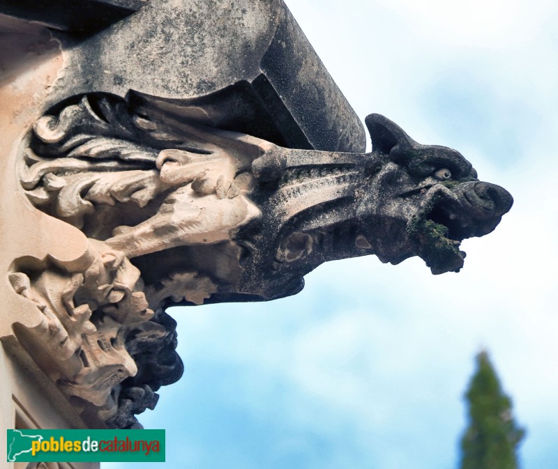 Vilafranca del Penedès - Cementiri. Panteó Via-Oliveras