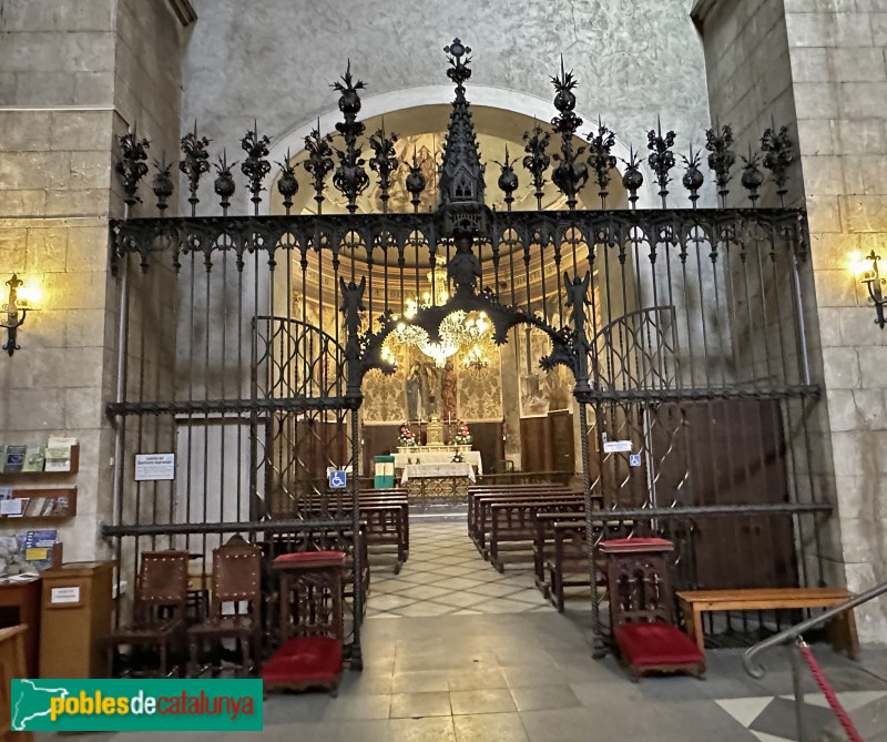 Vilafranca del Penedès. Basílica de Santa Maria. Reixa de ferro forjat de la capella del Santíssim (Foto: Albert Esteves, 2024) Vilafranca del Penedès. Basílica de Santa Maria. Reixa de ferro forjat de la capella del Santíssim