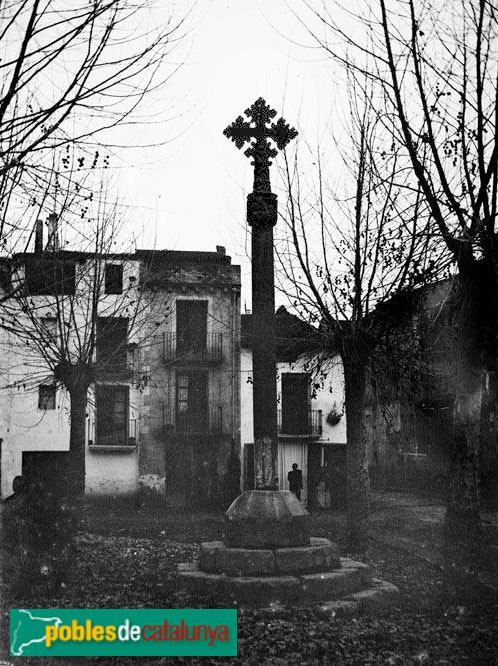 Ulldecona - Creu de la Plaça (Foto: <i>Josep Massot -Arxiu Fotogràfic Centre Excursionista de Catalunya-</i>, 1909) Ulldecona - Creu de la Plaça