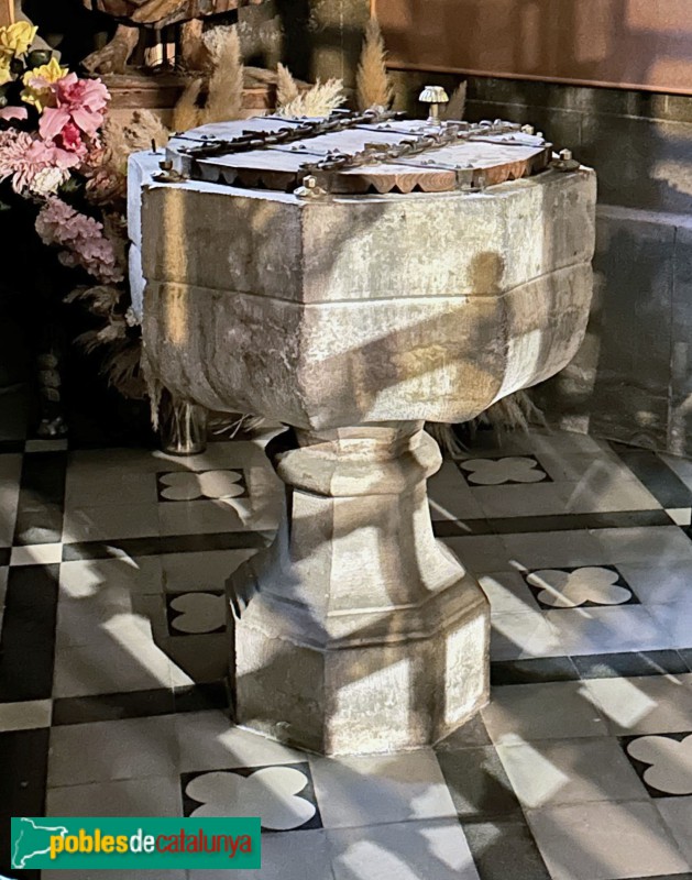 Rubí - Església de Sant Pere. Pica baptismal (Foto: Albert Esteves, 2024) Rubí - Església de Sant Pere. Pica baptismal