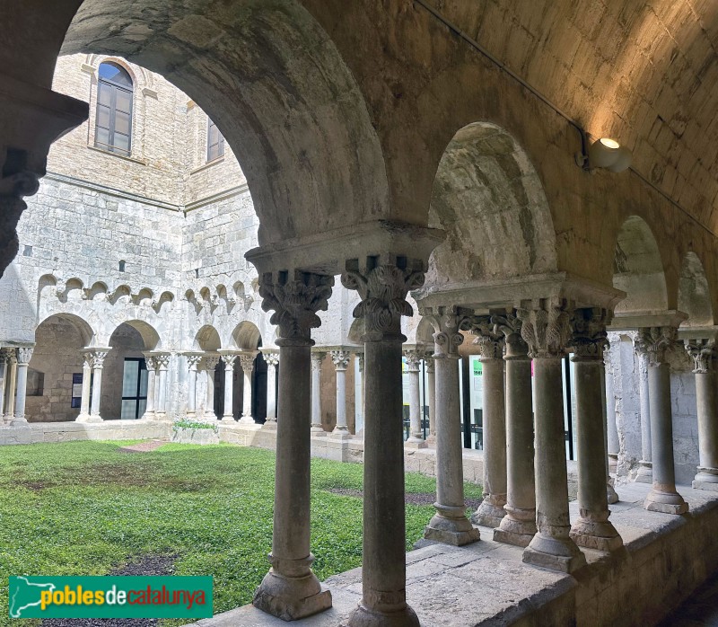 Girona - Sant Pere de Galligants. Claustre (Foto: Albert Esteves, 2024) Girona - Sant Pere de Galligants. Claustre