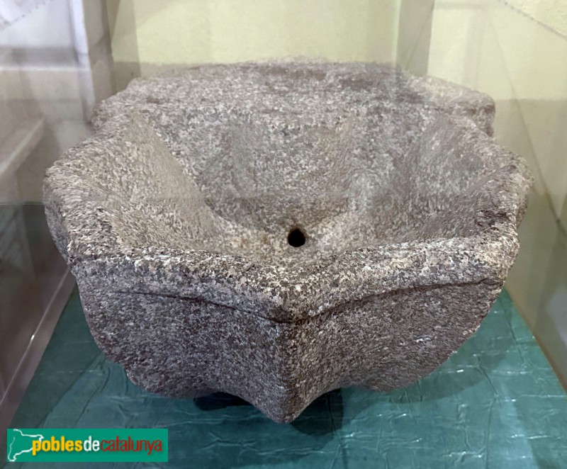 Premià de Mar - Església de Sant Cristòfol. Pica beneitera (Foto: Albert Esteves, 2024) Premià de Mar - Església de Sant Cristòfol. Pica beneitera