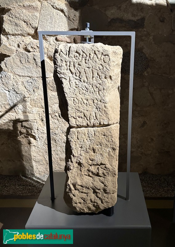 Premià de Mar - Museu Romà. Mil·liari del segle IV (Foto: Albert Esteves, 2024) Premià de Mar - Museu Romà. Mil·liari del segle IV