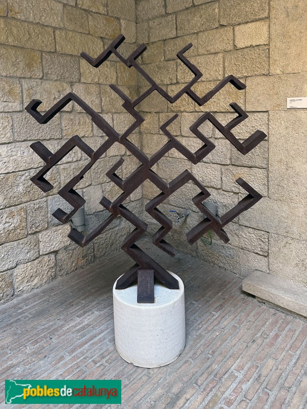 Girona - La Fontana d'Or. L'arbre, obra d'Andreu Alfaro (2001) (Foto: Albert Esteves, 2024) Girona - La Fontana d'Or. L'arbre, obra d'Andreu Alfaro (2001)