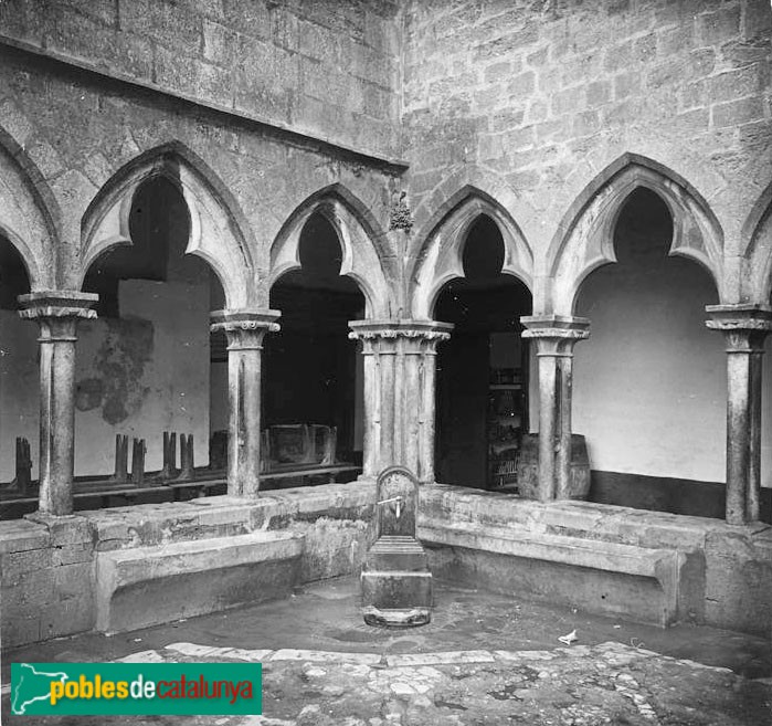 Girona - Convent de Sant Domènec. Claustre (Foto: <i>Josep Salvany -Fons Salvany. Biblioteca de Catalunya-</i>, 1922) Girona - Convent de Sant Domènec. Claustre