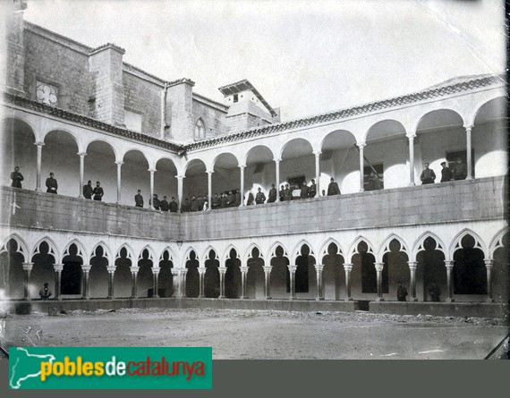 Girona - Convent de Sant Domènec. Claustre del convent convertit en caserna d'infanteria (Foto: <i>INSPAI. Diputació de Girona</i>, inicis segle XX) Girona - Convent de Sant Domènec. Claustre del convent convertit en caserna d'infanteria