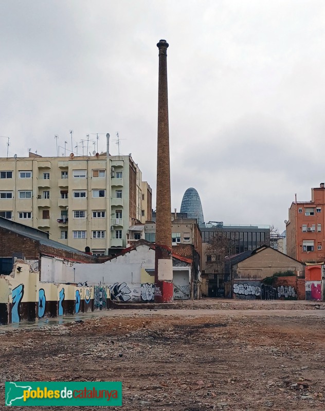 Barcelona - Nau al carrer Pallars. Xemeneia (Foto: Sergi Suárez, 2024) Barcelona - Nau al carrer Pallars. Xemeneia