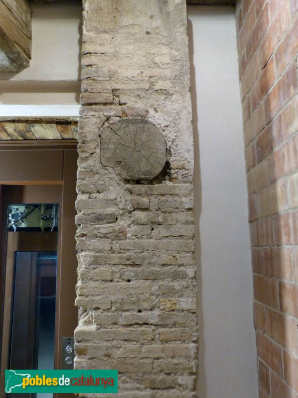Vic - Adoberies. Detall biga i columna (Foto: Graciel·la Vidal, 2024) Vic - Adoberies. Detall biga i columna