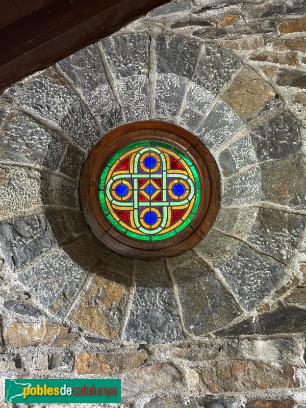Montseny - Capella de Sant Bernat de Menthon. Vitrall (Foto: Albert Esteves, 2024) Montseny - Capella de Sant Bernat de Menthon. Vitrall