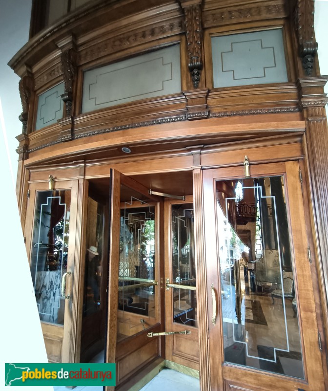 Barcelona - Hotel Ritz. Porta giratòria (Foto: Anna Corcoll, 2024) Barcelona - Hotel Ritz. Porta giratòria