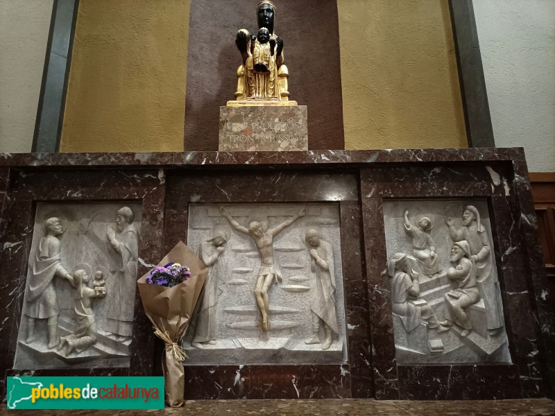 Barcelona - Església de Betlem. Capella de la M. D. de Montserrat. Relleus de Joaquim Ros Bofarull (Foto: Anna Corcoll, 2024) Barcelona - Església de Betlem. Capella de la M. D. de Montserrat. Relleus de Joaquim Ros Bofarull