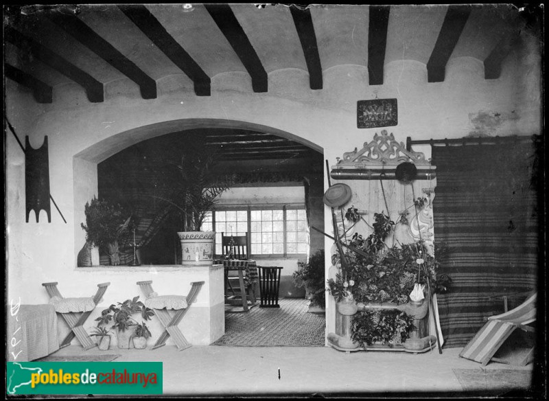 Bigues i Riells del Fai - Interior de can Maspons (Foto: <i>Anònima -Arxiu Fotogràfic Centre Excursionista de Catalunya-</i>, 1889-1916) Bigues i Riells del Fai - Interior de can Maspons