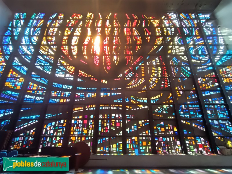 Barcelona - Església de l'Esperit Sant. Vitrall (Foto: Anna Corcoll, 2024) Barcelona - Església de l'Esperit Sant. Vitrall