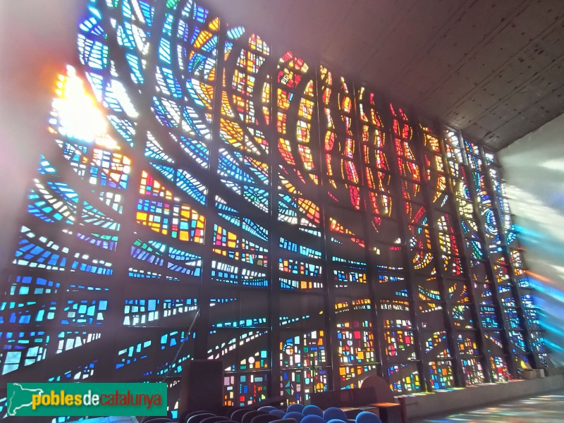 Barcelona - Església de l'Esperit Sant. Vitrall (Foto: Anna Corcoll, 2024) Barcelona - Església de l'Esperit Sant. Vitrall