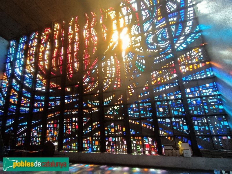 Barcelona - Església de l'Esperit Sant. Vitrall (Foto: Anna Corcoll, 2024) Barcelona - Església de l'Esperit Sant. Vitrall