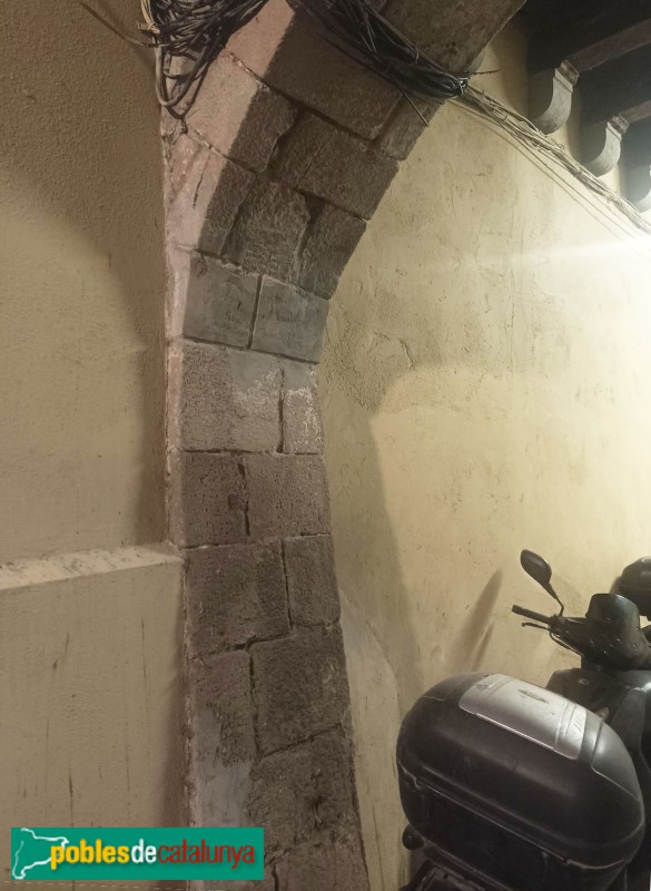 Barcelona - Arc del carrer Pou de l'Estanc (Foto: Jordi Roca, 2024) Barcelona - Arc del carrer Pou de l'Estanc