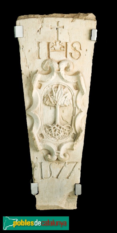 Tona - Jaciment del Camp de les Lloses. Escut procedent de la porta de la Rectoria Vella (Foto: <i>Diputació de Barcelona</i>) Tona - Jaciment del Camp de les Lloses. Escut procedent de la porta de la Rectoria Vella