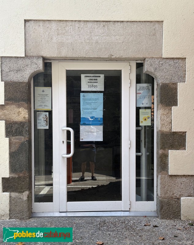 Aiguaviva - Ajuntament. Porta de 1751 (Foto: Albert Esteves, 2024) Aiguaviva - Ajuntament. Porta de 1751