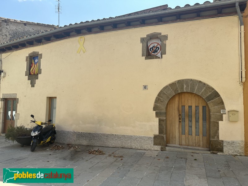 Aiguaviva - La Plaça. Casa de 1683 (Foto: Albert Esteves, 2024) Aiguaviva - La Plaça. Casa de 1683