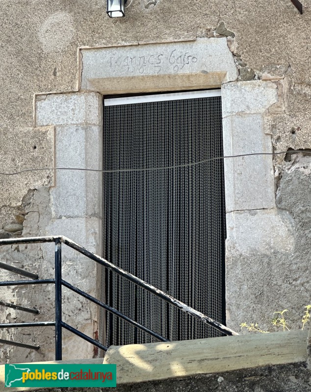 Aiguaviva - La Plaça. Llinda de 1679 (Foto: Albert Esteves, 2024) Aiguaviva - La Plaça. Llinda de 1679