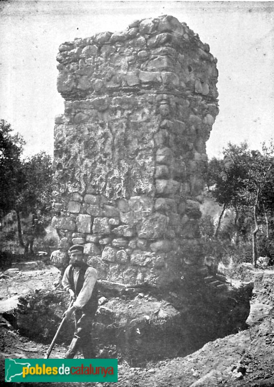 Lloret de Mar - Sepulcre romà original (Foto: <small>De l'article <i>Dos sepulcros romanos en la provincia de Gerona</i>, de Carlos Cid</small>) Lloret de Mar - Sepulcre romà original