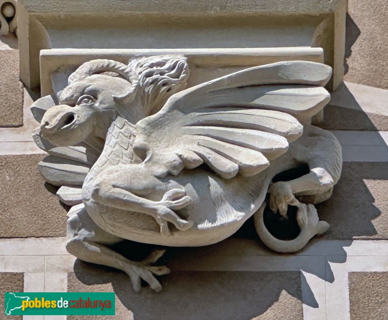 Cambrils - Església de Santa Maria. Façana neogòtica (Foto: Albert Esteves, 2024) Cambrils - Església de Santa Maria. Façana neogòtica