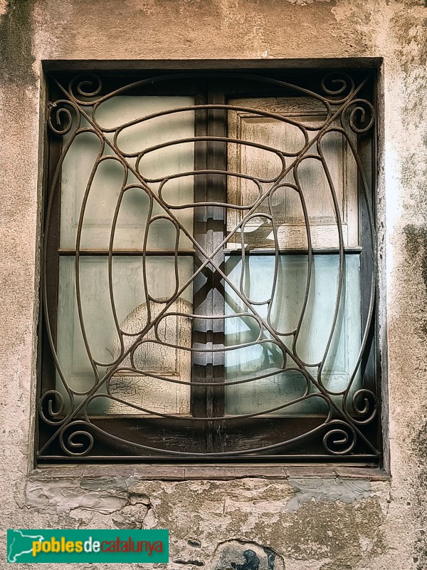 Anglès - Reixa de la casa Verdaguer, dissenyada per Rafael Masó. Carrer Major, 9 (Foto: Anna Corcoll, 2024) Anglès - Reixa de la casa Verdaguer, dissenyada per Rafael Masó. Carrer Major, 9