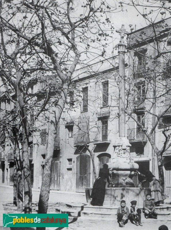 Reus - Creu i font de la plaça de la Sang (Foto: <i>del llibre Les Creus al Vent, d'Albert Bastardes</i>, 1922) Reus - Creu i font de la plaça de la Sang