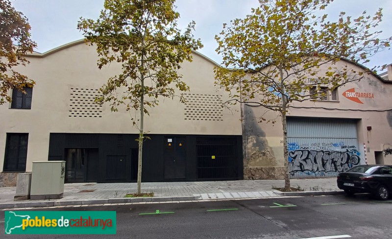 Barcelona - Fàbrica de Gel La Sibèria. Naus façana Àvila (Foto: Sergi Suárez, 2024) Barcelona - Fàbrica de Gel La Sibèria. Naus façana Àvila