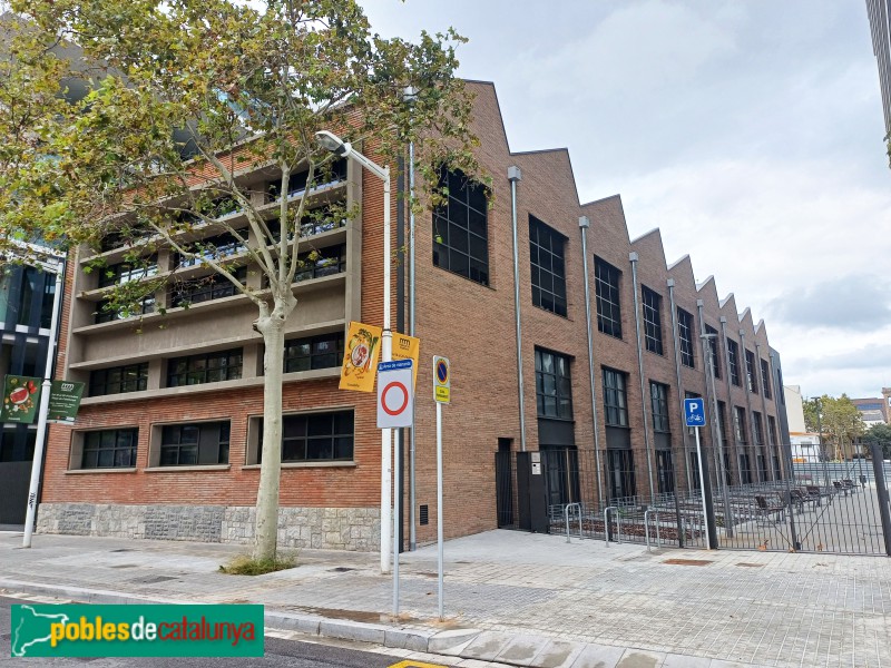 Barcelona - Indústries Deslite. Façana Av. Icària (Foto: Sergi Suárez, 2024) Barcelona - Indústries Deslite. Façana Av. Icària