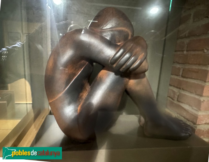 Quart - Museu de la Terrissa. Noia asseguda (Ceràmiques Marcó) (Foto: Albert Esteves, 2024) Quart - Museu de la Terrissa. Noia asseguda (Ceràmiques Marcó)