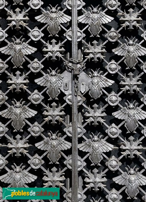 Reus - Cementiri. Panteó Òdena-Yglesias. Detall de la porta (Foto: Albert Esteves, 2024) Reus - Cementiri. Panteó Òdena-Yglesias. Detall de la porta