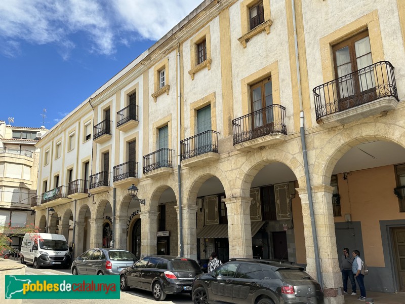 Riudoms - Porxos de la Plaça (Foto: Albert Esteves, 2024) Riudoms - Porxos de la Plaça