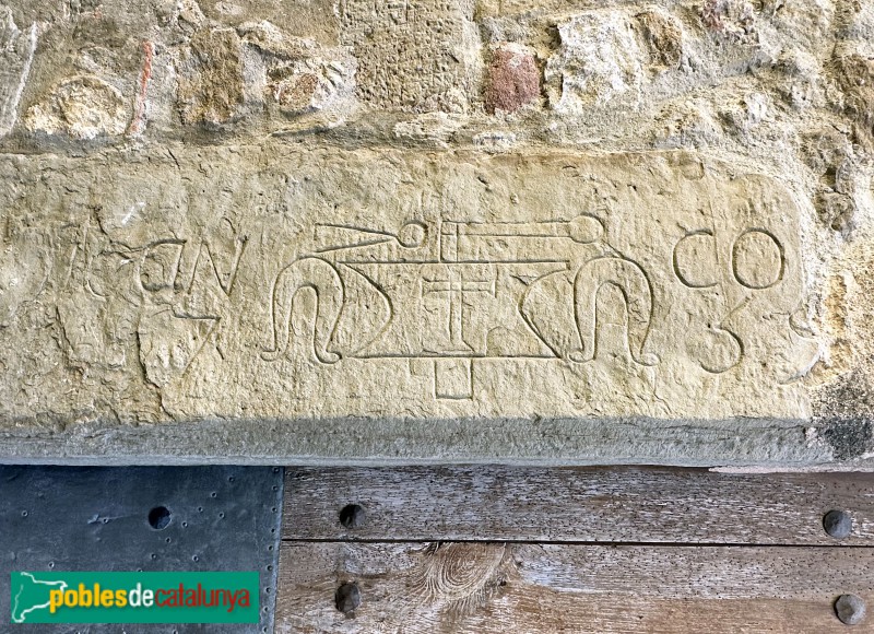 Madremanya - Llinda amb símbols de ferrer. 1759 (Foto: Albert Esteves, 2024) Madremanya - Llinda amb símbols de ferrer. 1759