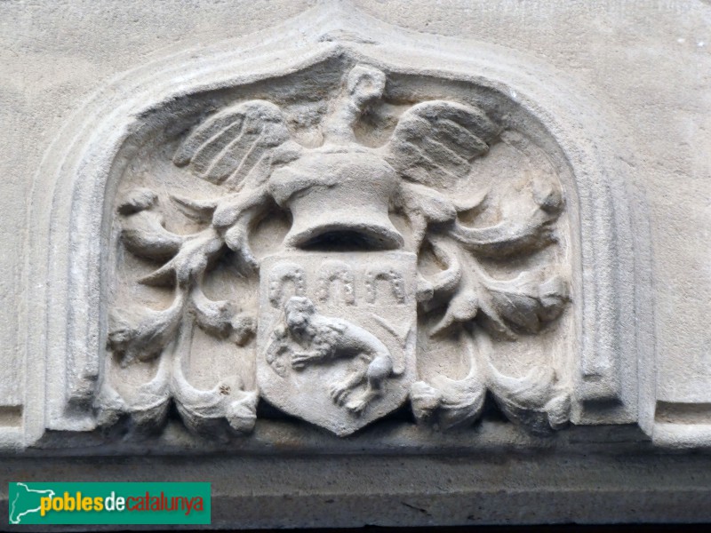 Riudoms - Cal Gallissà (Casa Germans Nebot). Escut de la família Nebot (Foto: Albert Esteves, 2024) Riudoms - Cal Gallissà (Casa Germans Nebot). Escut de la família Nebot