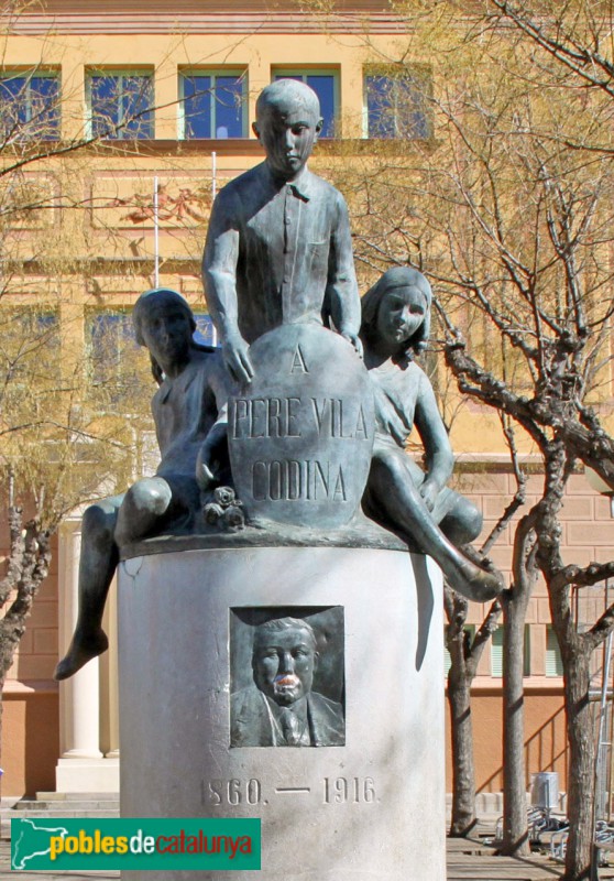 Barcelona - Grup Escolar Pere Vila, escultura de Josep Dunyach dedicada a Pere Vila. (Foto: Albert Esteves, 2018) Barcelona - Grup Escolar Pere Vila, escultura de Josep Dunyach dedicada a Pere Vila.